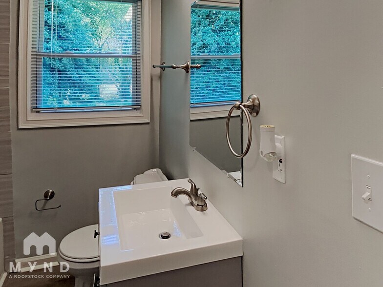 Building Photo - 837 Northview Dr