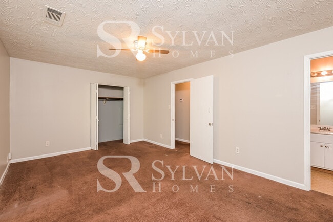 Building Photo - Spacious 3BR 2.5BA Home Awaits You!