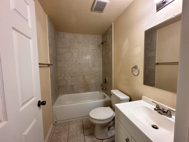 Building Photo - 531 SE 5th Pl