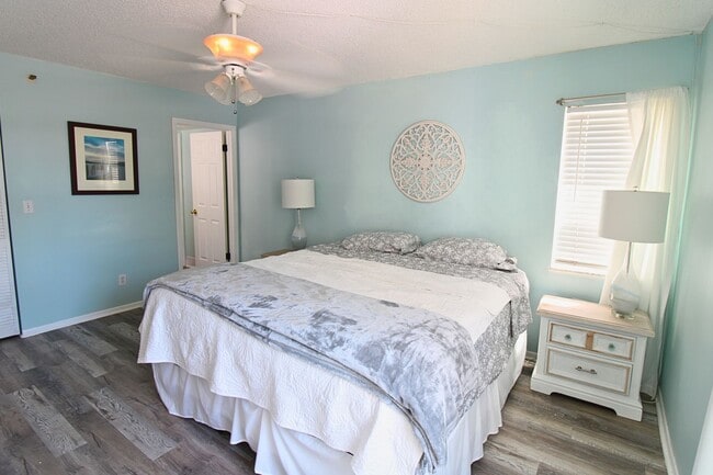 Building Photo - Beachside Bliss: Stunning 2 Bed, 2 Bath Co...