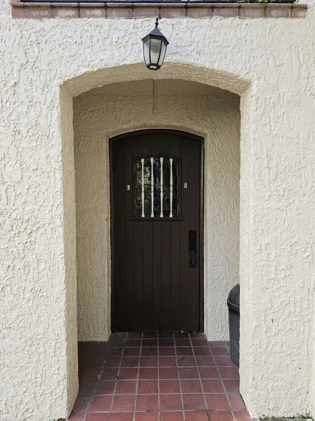 Building Photo - Beautiful Studio! Perfect Location!