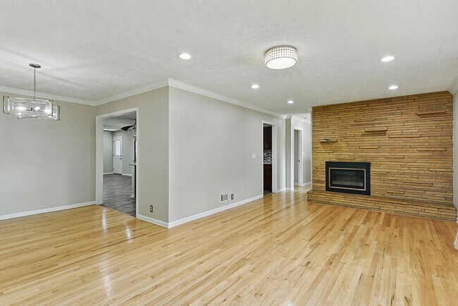 Building Photo - Spacious 4-Bedroom Home for Rent in Desira...