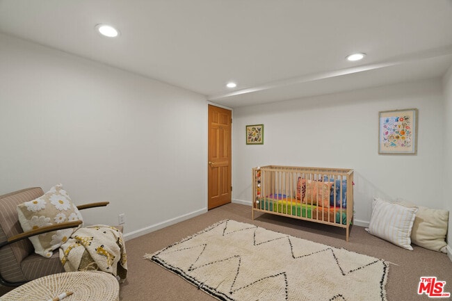 Building Photo - 2026 Topanga Skyline Dr