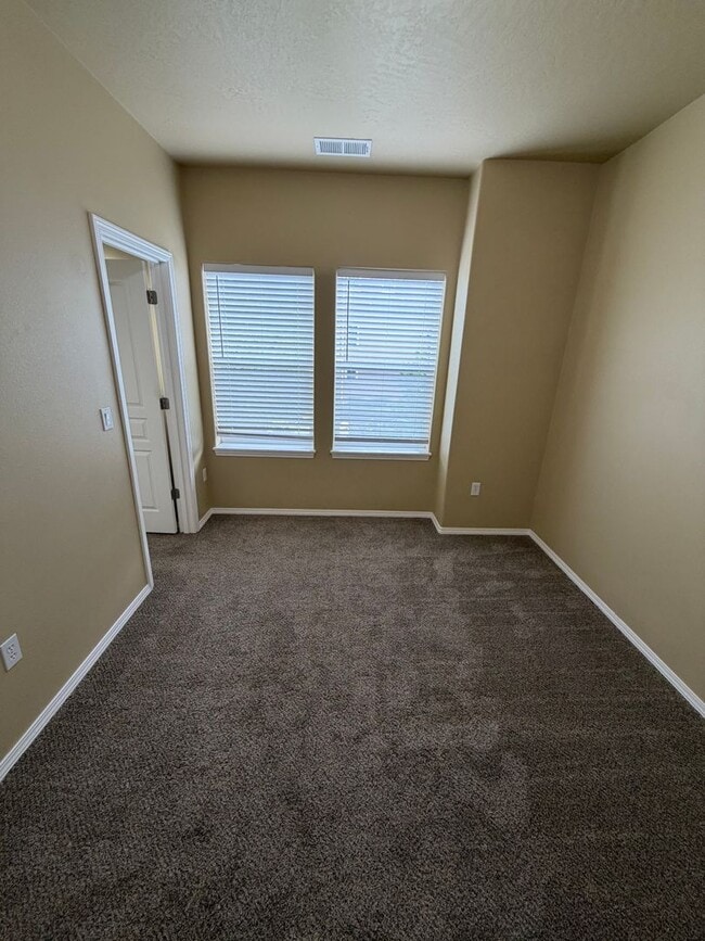 Building Photo - Modern Comfort Meets Easy Living in McKenzie Ridge Estates