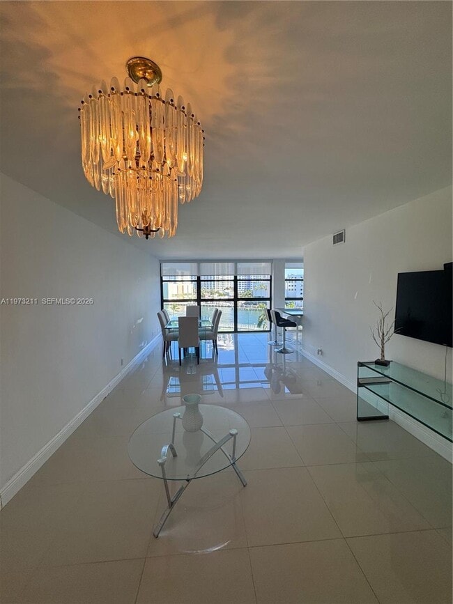 Building Photo - 400 Leslie Dr