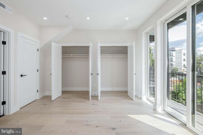 Building Photo - 722 Kenyon St NW