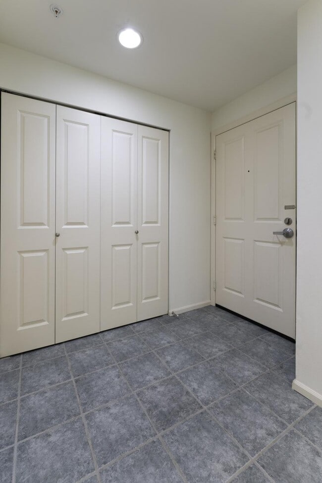 Building Photo - 2 bedroom in Seattle WA 98105