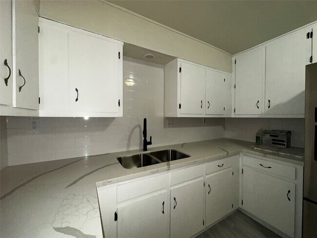 Building Photo - 6023 Belarbor St