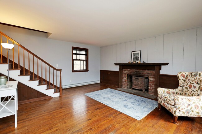 Building Photo - 380 Newtown Turnpike