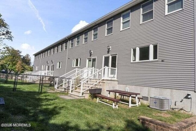 Building Photo - 31 Shore Dr