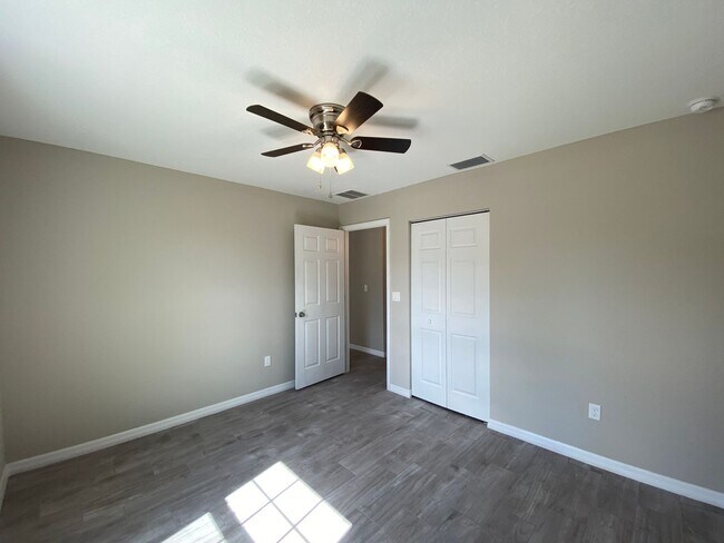 Building Photo - Custom Home - Desirable SE Ocala neighborhood 3/2/2 ** Wont Last**