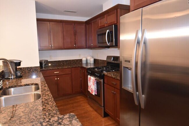 Building Photo - 3 bedroom 2 bath Ivy Quad Townhouse for lease