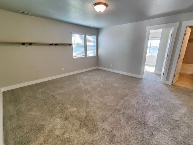 Building Photo - Spacious 6 Bed, 3.5 Bath Home in Clinton, UT