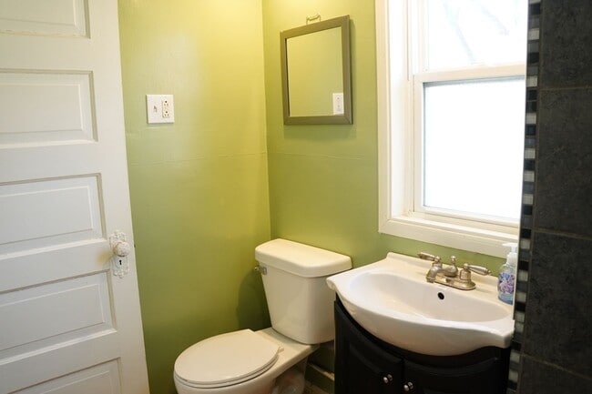 Building Photo - AVAILABLE JUNE - 3 BED 1 BATH