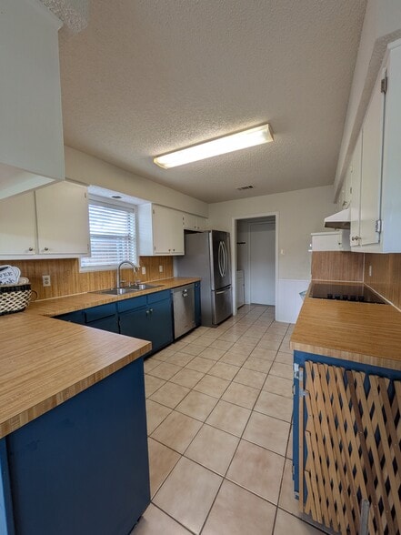 Building Photo - 2305 Stockbridge Ct
