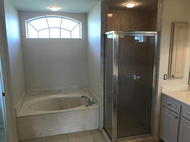 Building Photo - 1405 NE 5th Pl