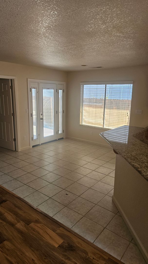 Building Photo - 4 Bedroom 2 bath Large home available Now!