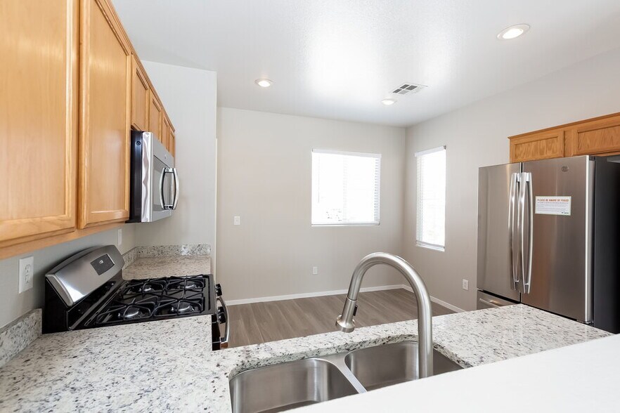 Building Photo - 1015 Cove Palisades Dr