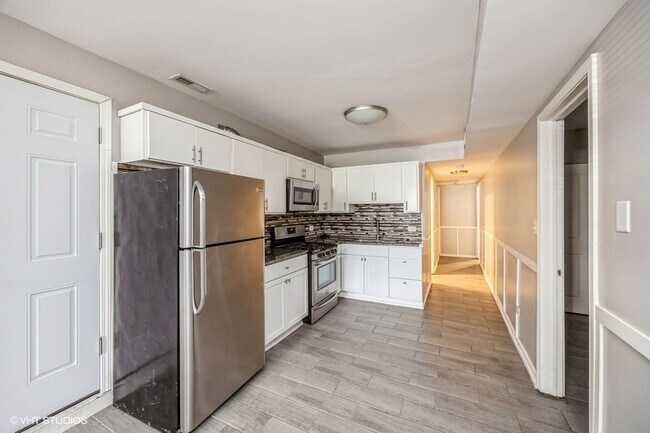 Building Photo - 1422 S Avers Ave