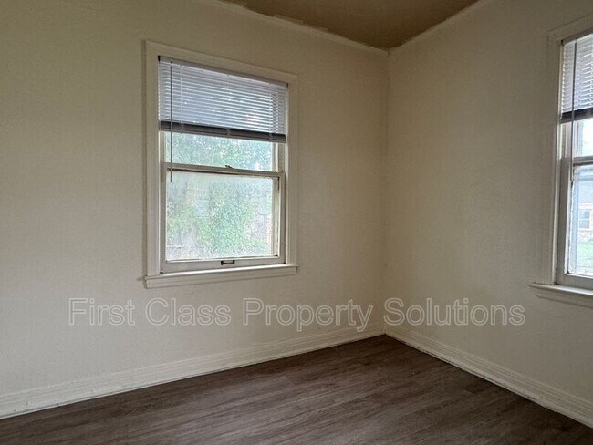 Building Photo - 1904 NE 25th St