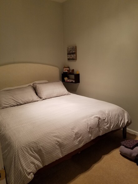Bedrooms can fit king bed - 3249 N Lakewood Ave