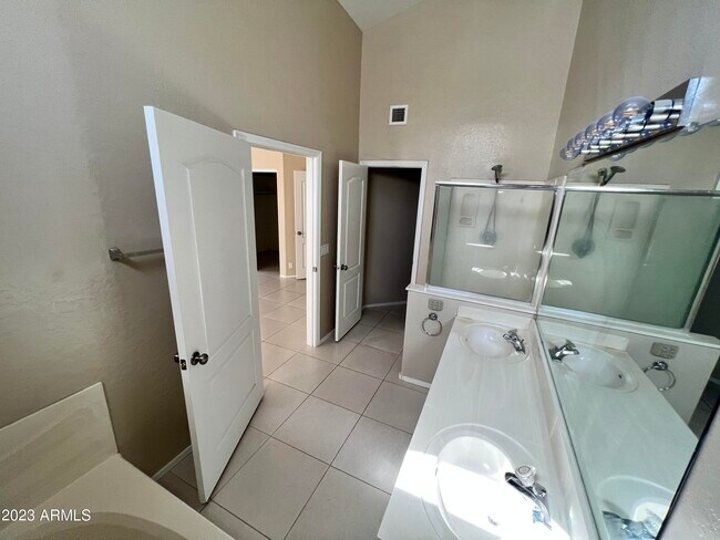 Building Photo - 4205 E Raven Rd