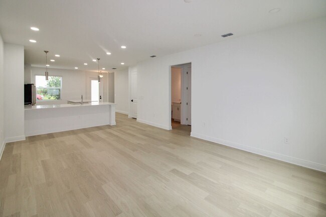 Building Photo - Palmera at Wellen Park Annual Townhouse for Rent