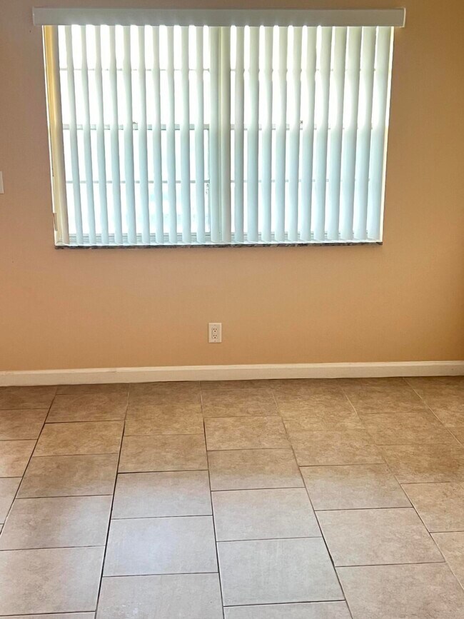 Building Photo - 133 Salisbury E