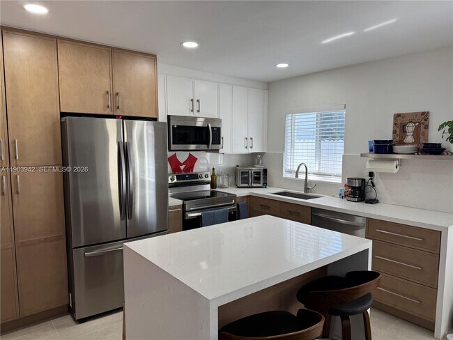 Building Photo - 1228 NE 5th Ave