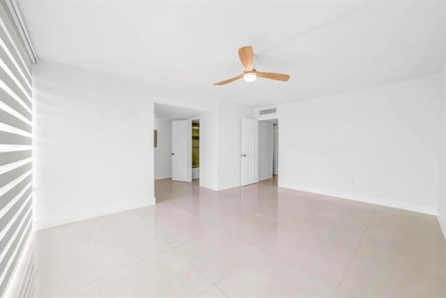 Building Photo - 9240 Fontainebleau Blvd
