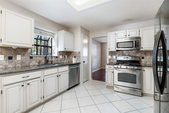 Building Photo - 2 Village Knoll Pl