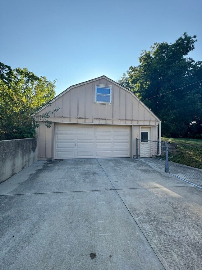 Building Photo - Beautifully Updated Home in KCMO!