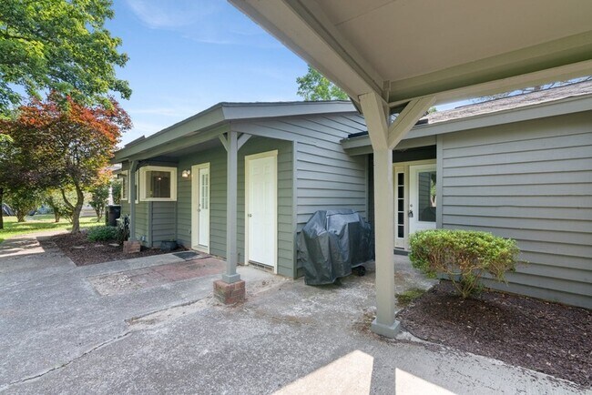 Building Photo - 4410 Goshen Lake Dr S