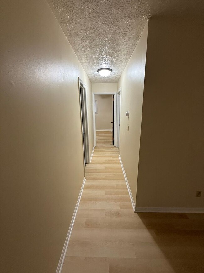 Building Photo - Excellent Location! Canfield, 2 Bedroom Re...