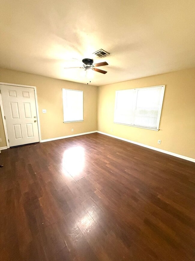 Building Photo - ** 3 bed 2 bath located in Capital Heights...