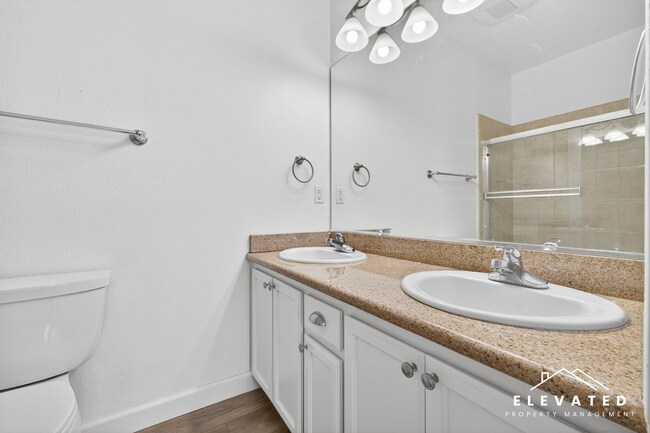 Building Photo - 905 Doubles Dr