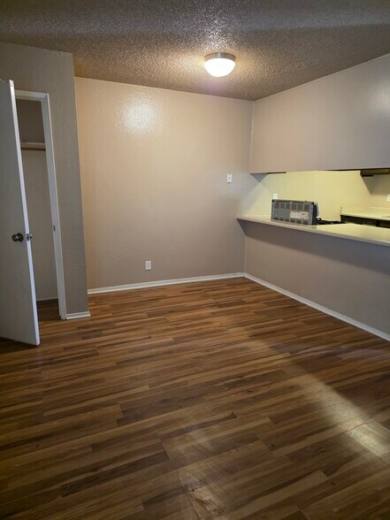 Dining Room 8X5 - 4654 N Chestnut Ave