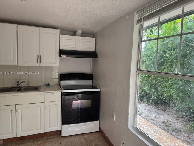 Building Photo - 450 SW 22nd Ave