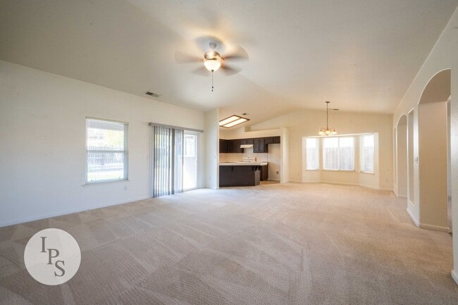 Building Photo - Kerman Westside Home, 3BR/2BA, Built 2004 - Lots of Amenities!