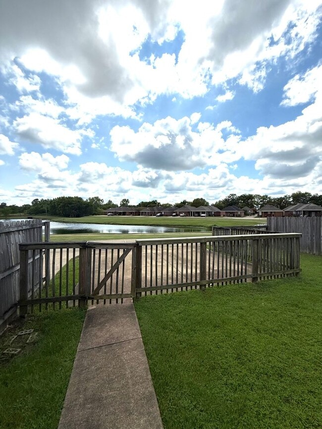 Building Photo - ** 3 Bed 2 Bath located in Thorington Trac...