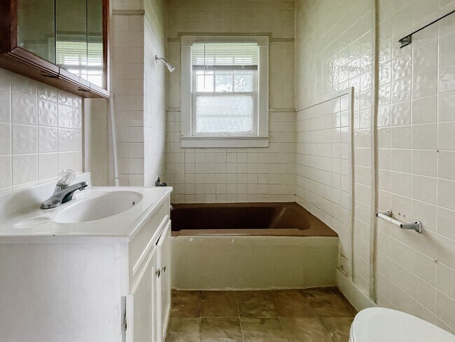 Building Photo - Pet-Friendly 2 Bedroom Home Near Downtown Muncie! W/D Hookups!