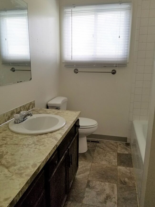 Building Photo - r332