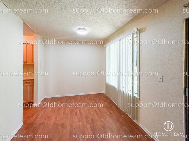 Building Photo - "Charming 2-Bed Condo in Bellevue with 923 Sq Ft of Comfort!"