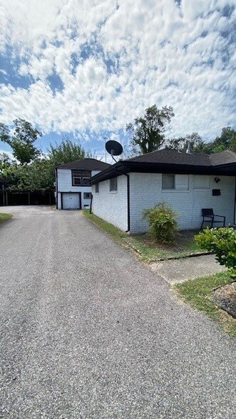 Building Photo - 222 Caplin St
