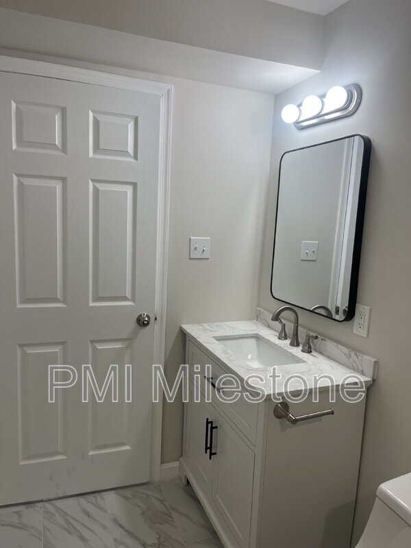 Building Photo - 9734 Dumbarton Dr