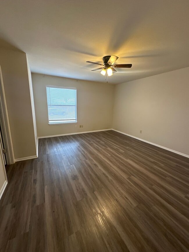 Building Photo - READY TO MOVE IN SPECIAL $800.00 OFF 1ST F...