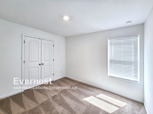 Building Photo - Spacious 3 Bed, 2.5 Bath Home with Attached Garage / Pet-Friendly / Vouchers Accepted / Available...