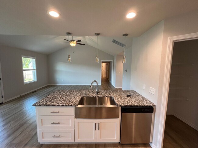 Building Photo - Beautiful Nearly New 3 Bed Home In Willard School District