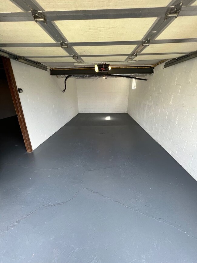 Building Photo - Entirely Remodeled 3 Bedroom, 1 Bathroom i...
