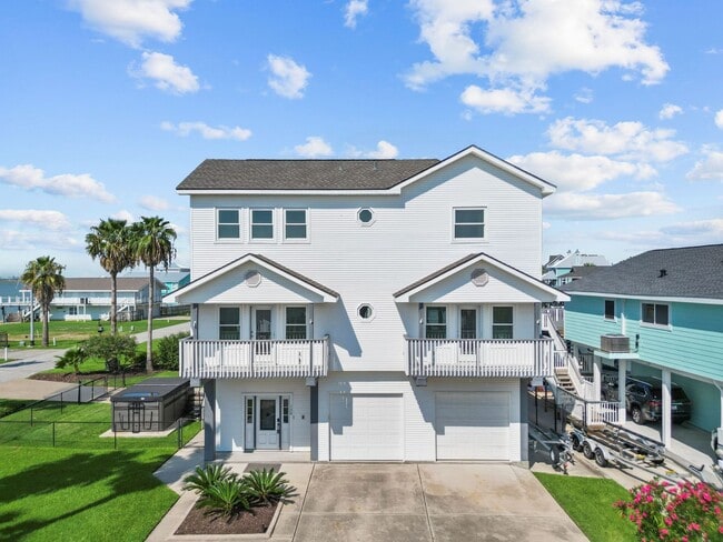 Building Photo - Waterfront Living at Its Best – For Rent on Tiki Island